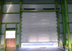 安次保溫型工業(yè)提升門多少錢?-廣州奇翔廠家定制